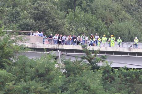 Bus in scarpata: su luogo incidente la vicinanza della gente