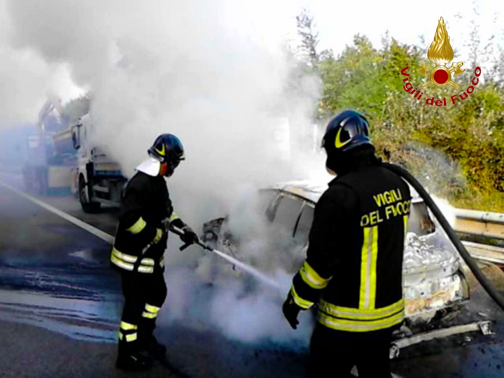 auto in fiamme