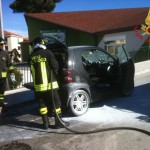 incendio auto vigili del fuoco