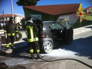 incendio auto vigili del fuoco