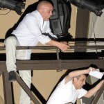 Fuori programma durante il monologo d'apertura del festival. Mentre Beppe Grillo è seduto tranquillamente in platea alcuni contestatori in galleria hanno interrotto il discorso di Fabio Fazio dedicato alla bellezza e partito con un riferimento al treno deragliato, Sanremo, 18 febbraio 2014.ANSA/CLAUDIO ONORATI