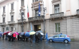 manifestanti Malzoni alla Prefettura 06 feb 15