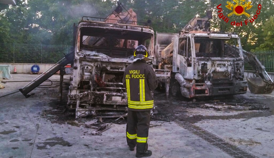 Incendio automezzi Vallesaccarda