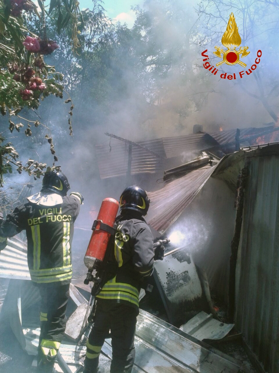 Incendio deposito agricolo Caposele