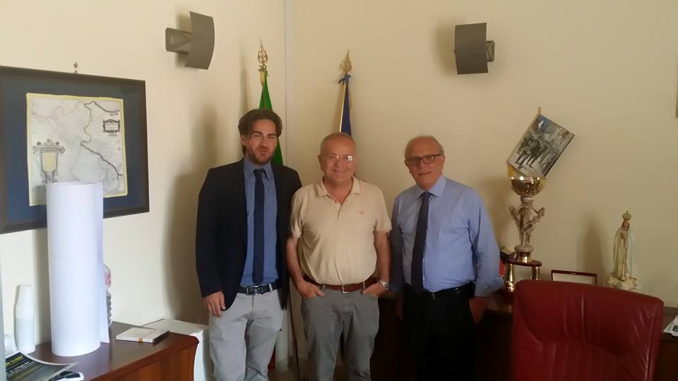 casal di principe. sindaco al centro, gubitosi a sinistra del sindaco, a destra assessore
