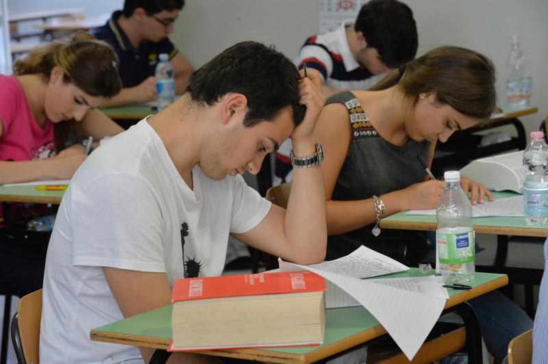 in-8000-sui-banchi-per-la-maturita-e-occhio-ai-furbetti-rischiano-l_e2d82be4-f658-11e3-9ec1-ee10fef976e8_display