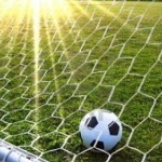 un-pallone-da-calcio-in-un-campo-di-erba-e-obiettivo