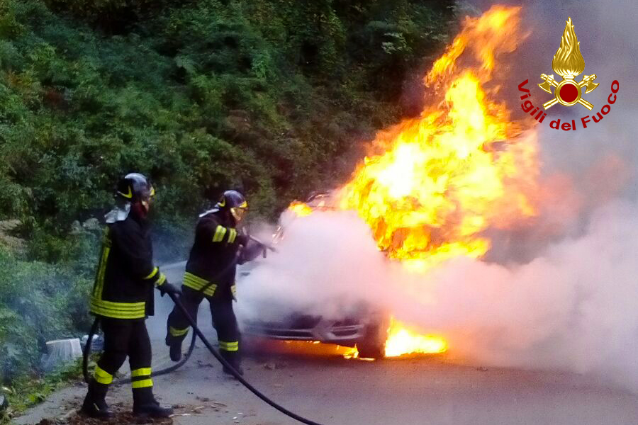 Incendio auto breccelle