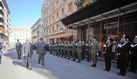 il prefetto passa a rassegna il reparto