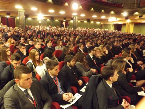 IMUN NAPOLI 2016, PLATEA DI STUDENTI AL TEATRO ACACIA