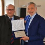 Bossone consegna il premio a Nicolais