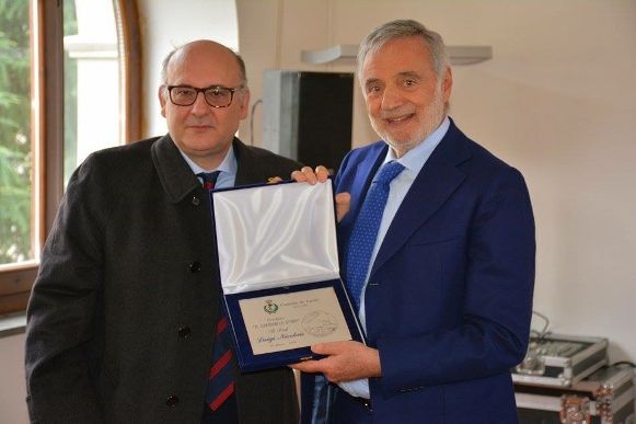 Bossone consegna il premio a Nicolais