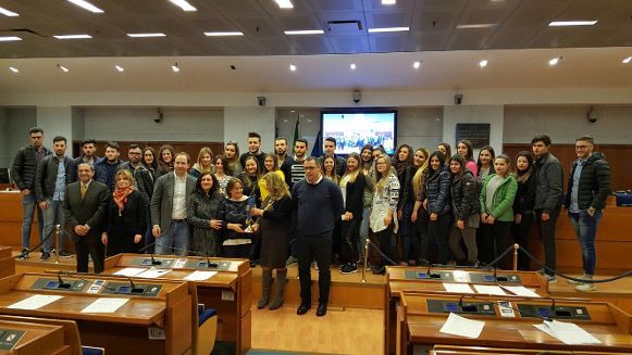 foto cesaro ragazzi in aula 01