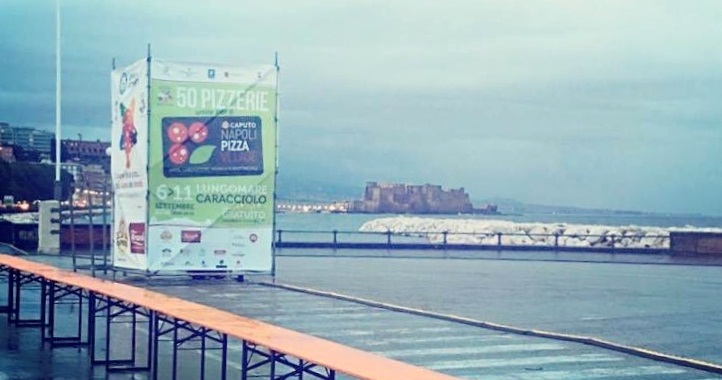 rinvio del record della pizza per pioggia