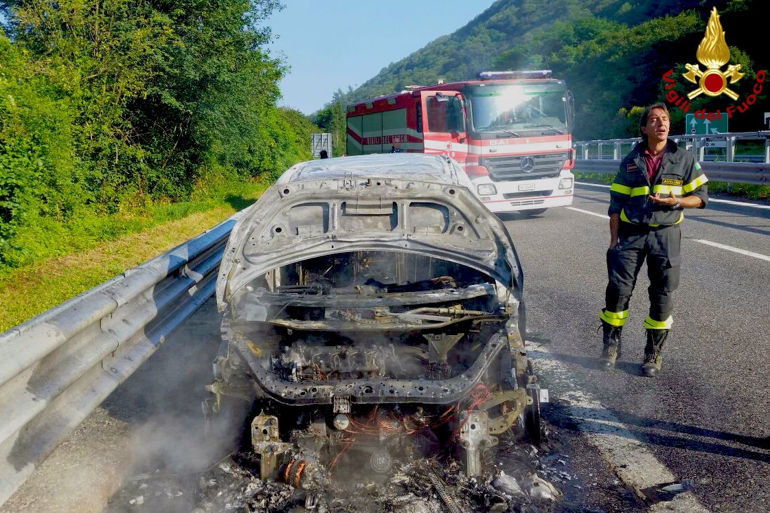 Incendio autovettura A 16