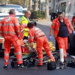 MOTOCICLISTA INVESTE UNA DONNA ANZIANA IN VIALE CASSALA E SI SCHIANTA CONTRO UN SEMAFORO ABBATTENDOLO