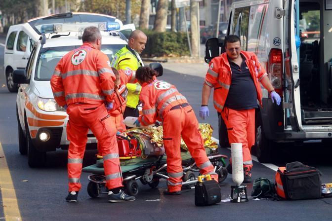 MOTOCICLISTA INVESTE UNA DONNA ANZIANA IN VIALE CASSALA E SI SCHIANTA CONTRO UN SEMAFORO ABBATTENDOLO