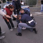 769110 FOTOGRAFO PICCHIATO SUL LUOGO IN CUI ERA STATO AGGREDITO IL TASSISTA CHE AVEVA INVESTITO IL CANE