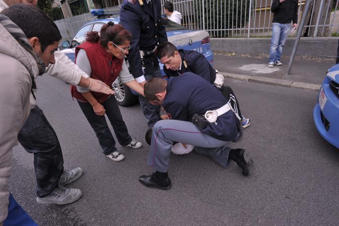 769110 FOTOGRAFO PICCHIATO SUL LUOGO IN CUI ERA STATO AGGREDITO IL TASSISTA CHE AVEVA INVESTITO IL CANE