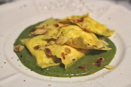 ravioli-di-burrata-e-cipolla-rossa-su-crema-d-L-CLathO