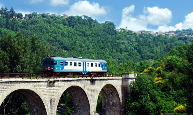 il treno sul ponte fra luogosano e paternopoli