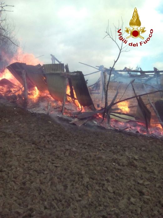 Incendio capannone Ariano Irpino 002