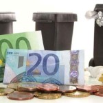 Mülltonnen und Geld vor weißem Hintergrund