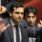 BASE E VERTICI COLTI DI SORPRESA, PIOVONO CRITICHE SUL LEADER