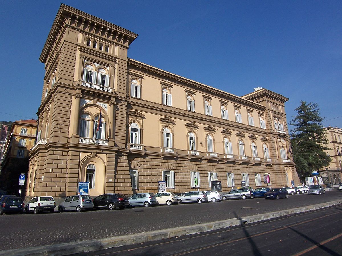 1200px-Palazzo_Caravita_di_Sirignano_Riviera_di_Chiaia100_2981-1