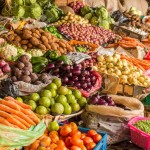 17314899-Frutta-e-verdura-colorate-colorate-disposte-in-un-mercato-locale-di-frutta-e-verdura-a-Nairobi-Kenya-Archivio-Fotografico