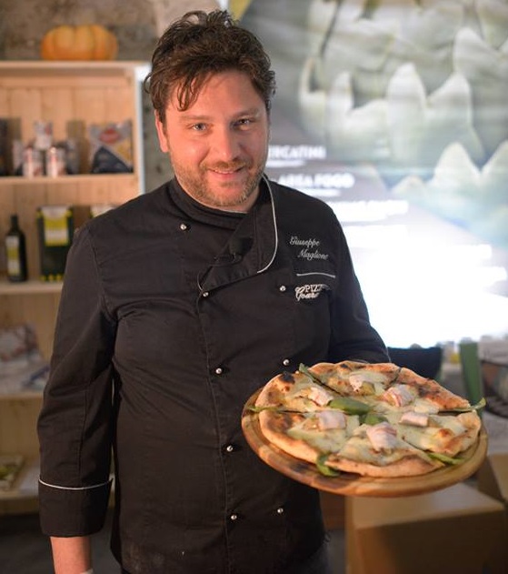 Giuseppe Maglione con la pizza Guerriero
