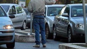 Parcheggiatore abusivo-4