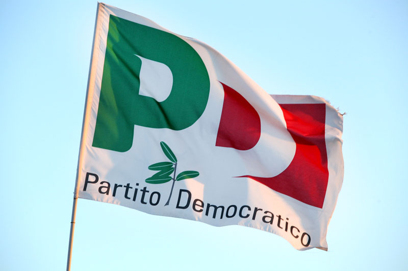 bandiera-Pd-bruciata-circolo-viale-Tor-Marancia