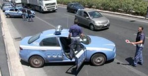Posti di blocco della polizia che ha arrestato due giovani che trasportavano armi a bordo di una Fiat Panda bloccata dai poliziotti in mezzo al traffico  alla circonvallazione di Palermo, 20 luglio 2012. ANSA/MICHELE NACCARI