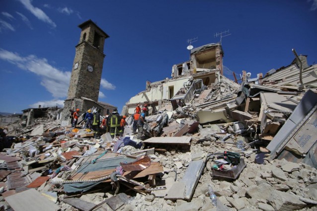 Lorologio-del-campanile-di-Amatrice-fermato-dal-sisma-2-638x425