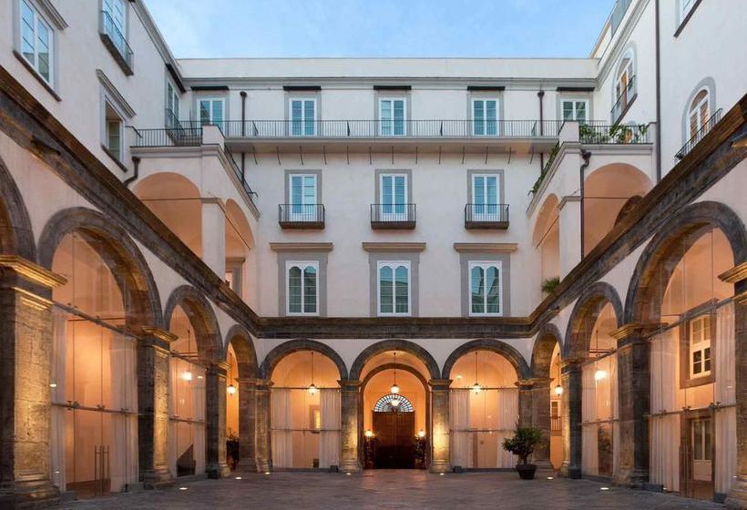 palazzo-caracciolo