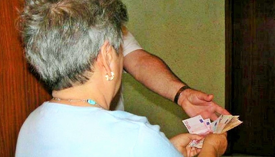 Risultati immagini per anziana truffata