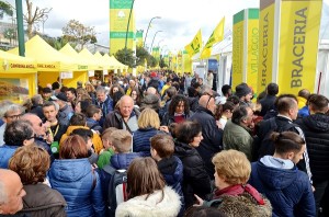 folla al villaggio coldiretti