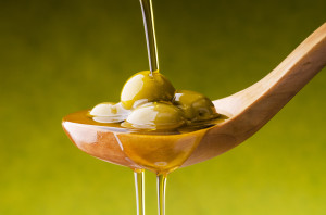 olio di oliva con sfondo verde