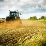 agricoltura-lavoro-agricolo-agricoltore-trattore-macchine-agricole-contoterzismo-agromeccanici-campo-campi-by-antbphotos-fotolia-750x500-e1455012167167