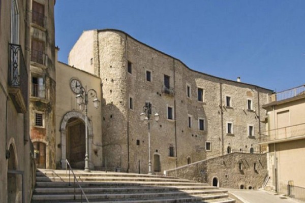 Taurasi-Castello-Medioevale-800x445