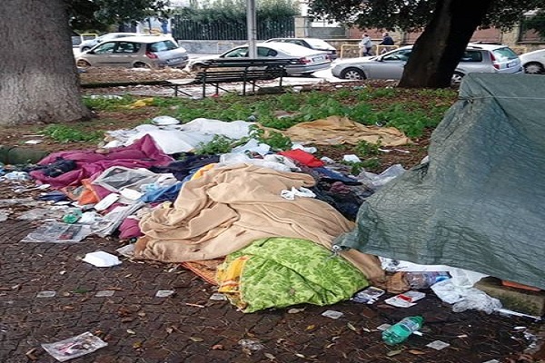 Risultati immagini per senzatetto nei giardini dell'ospedale cardarelli