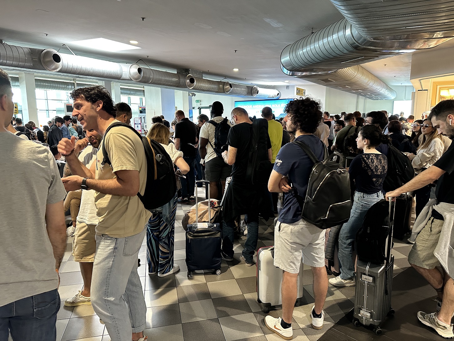 passeggeri bloccati in aeroporto