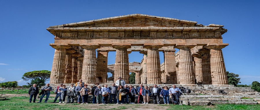 Anziani, guide della storia in tour a Paestum