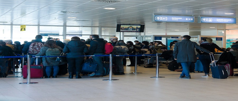 passeggeri attesa aeroporto