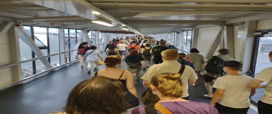 passeggeri in attesa aeroporto