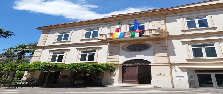 bandiere Pace e Palestina al Comune di Sant'Agnello