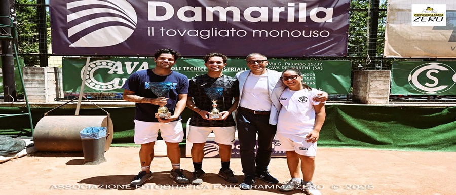 Da sinistra_I tennisti Facundo Juarez Vila e Fabrizio Osti, con il presidente di STC Luca Ricciardelli e la giovane tennista Ginevra Ricciardelli. Crediti_Anna Pianura