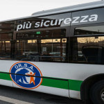 bus con scritta più sicurezza 1-2